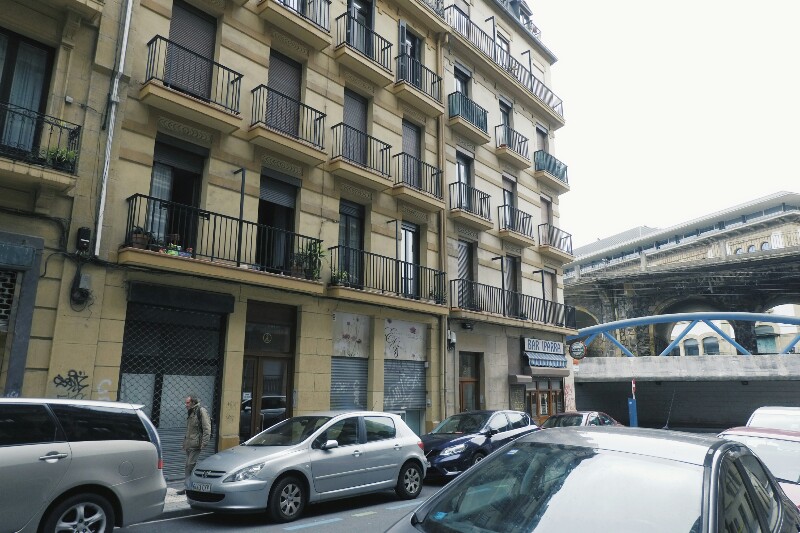 2018 03 23 09.35.12 1 Una sobrecarga eléctrica provoca un incendio en la calle Iparragirre de Gros