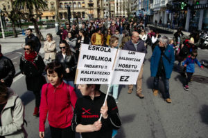 donostitik manifestacion educacion 01 Miles de personas salen a la calle para reclamar una enseñanza con más medios