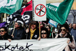 donostitik manifestacion educacion 04 Miles de personas salen a la calle para reclamar una enseñanza con más medios