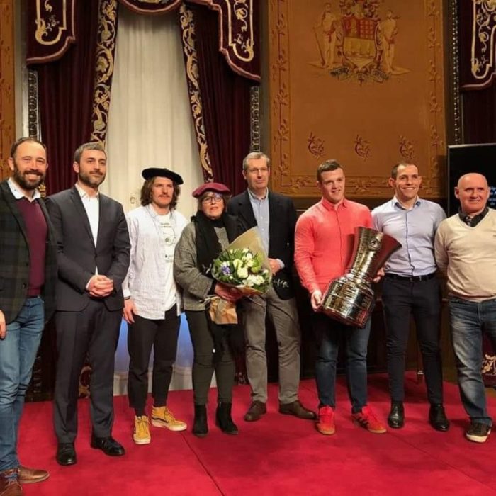 Feliz recibimiento al Txuri Urdin tras llevarse la liga de hockey hielo 1 txuri recepción Feliz recibimiento al Txuri Urdin tras llevarse la liga de hockey hielo