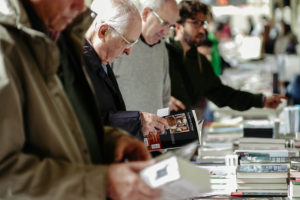 donostitik feria del libro 2018 02 300x200 - Los lectores donostiarras se citan en la Feria del Libro pese al día gris