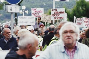 2018 05 26 06.02.50 1 800x533 300x200 - Miles de gipuzkoanos recorren Donostia para reivindicar a los políticos "más pensiones y menos pobreza"