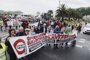2018 05 26 06.02.50 2 800x533 Miles de gipuzkoanos recorren Donostia para reivindicar a los políticos "más pensiones y menos pobreza"