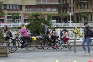 IMG0971 Un centenar de ciclistas contra el metro en la marcha de Satorralaia