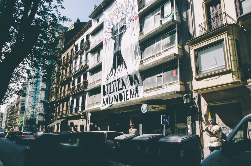 Bizitza da Handiena okupa el edificio de Idiakez 6 1 LRM EXPORT 20180521 123140 Bizitza da Handiena okupa el edificio de Idiakez 6