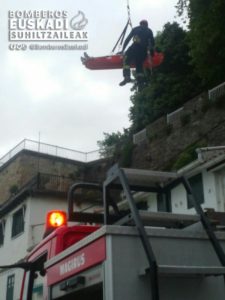 Urgull3 Un adolescente herido tras precipitarse desde Urgull a los tejados del muelle