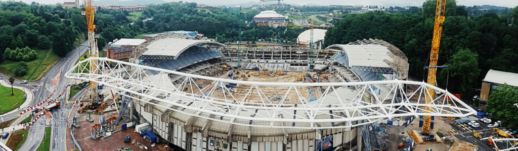 Dos grúas trabajan para levantar la estructura del estadio de Anoeta 2 anoeta obras Dos grúas trabajan para levantar la estructura del estadio de Anoeta