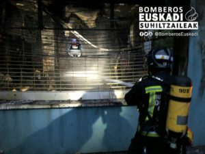 LosLuises1 300x225 - Cinco personas realojadas tras un incendio en la calle Los Luises de Intxaurrondo