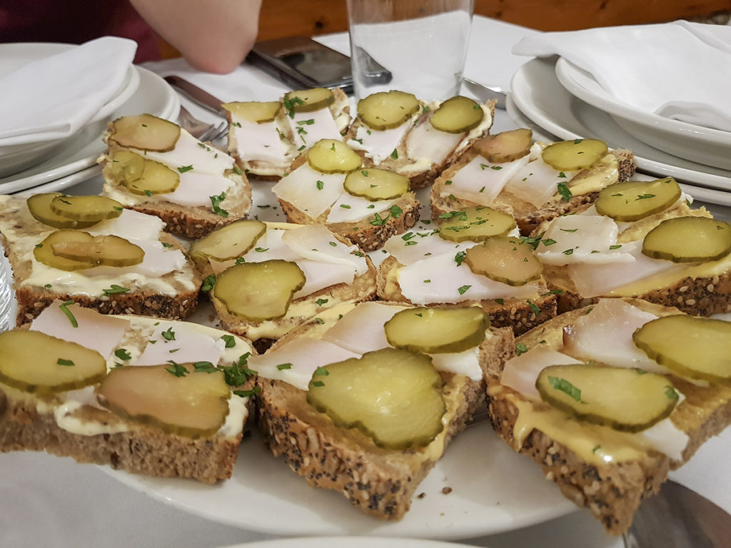 Ucrania presume de platos de la mano de Sukaldanitzat 13 2018 06 09 144448 JantaJan Sukaldanitzak Ucrania Pintxo de dos tipos de tocino ahumado y salado Ucrania presume de platos de la mano de Sukaldanitzat