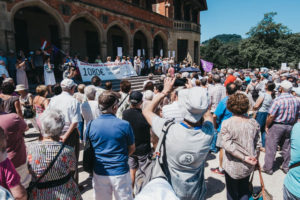 Los pensionistas gipuzkoanos trasladan sus reivindicaciones al Palacio Miramar 4 DSF8053 Los pensionistas gipuzkoanos trasladan sus reivindicaciones al Palacio Miramar