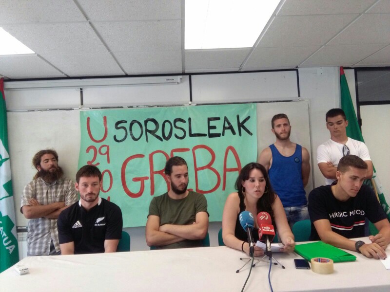 Anuncio de huelga de ELA el pasado día 18 con los socorristas. Foto: A.E.