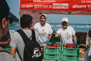 IMG0406 300x200 - Una campaña saludable repartirá 20.000 piezas de fruta en las playas de Gipuzkoa