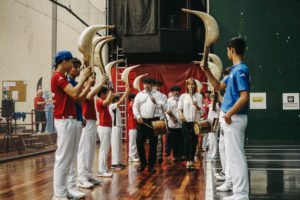IMG0568 Niños oncológicos: El frontón Carmelo Balda se llena de pañuelos azules