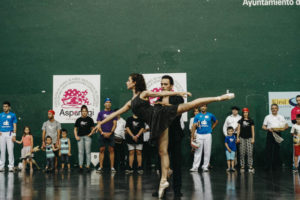 IMG0621 Niños oncológicos: El frontón Carmelo Balda se llena de pañuelos azules