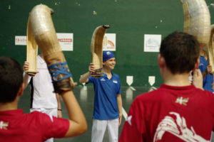 IMG0649 Niños oncológicos: El frontón Carmelo Balda se llena de pañuelos azules