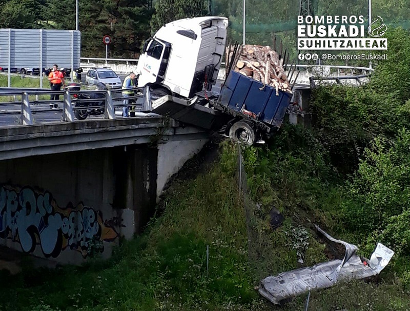 Astigarraga: Accidente entre un coche y un camión 1 Astigarraga1 Astigarraga: Accidente entre un coche y un camión