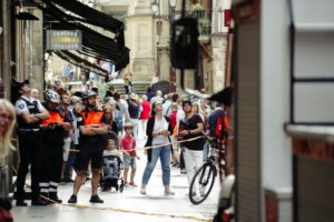 Los bomberos retiran unas tejas en la calle 31 de Agosto 3 LRM EXPORT 20180817 185043 800x532 Los bomberos retiran unas tejas en la calle 31 de Agosto