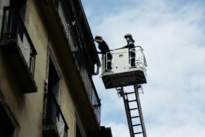 Los bomberos retiran unas tejas en la calle 31 de Agosto 2 LRM EXPORT 20180817 185107 800x532 Los bomberos retiran unas tejas en la calle 31 de Agosto