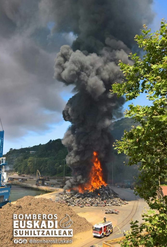 Incendio de chatarra en el Puerto de Pasaia 5 Pasaia0 Incendio de chatarra en el Puerto de Pasaia