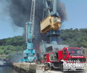 Pasaia2 300x251 - Incendio de chatarra en el Puerto de Pasaia
