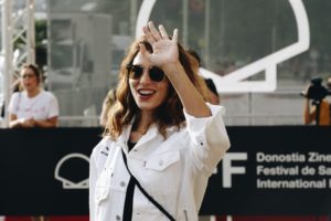 Zinemaldia: Bárbara Lennie reparte autógrafos y sonrisas a los fans 2 2018 09 21 10.08.56 1 800x533 Zinemaldia: Bárbara Lennie reparte autógrafos y sonrisas a los fans