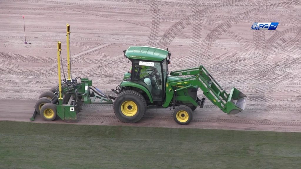 Comienzan a colocar el césped en el campo de la Real 3 Colocación del césped de Anoeta Comienzan a colocar el césped en el campo de la Real