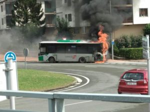 Retirado el autobús incendiado en la rotonda de Galarreta 3 IMG 20180907 WA0002 800x600 Retirado el autobús incendiado en la rotonda de Galarreta