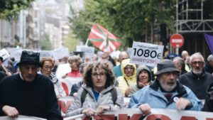 2018 10 06 06.35.28 2 800x450 300x169 - Miles de ciudadanos retan en Donostia a la lluvia por unas pensiones dignas