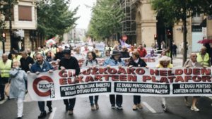 2018 10 06 06.35.28 3 800x450 Miles de ciudadanos retan en Donostia a la lluvia por unas pensiones dignas
