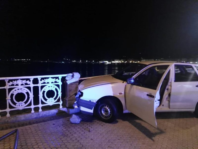 barnadilla1 Un coche se empotra en la barandilla de la Concha