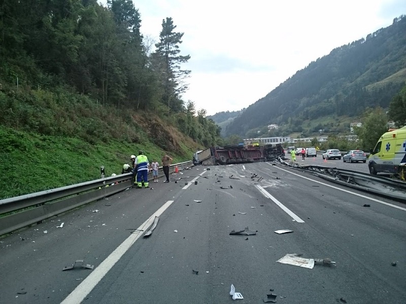 Cuatro heridos e importantes retenciones tras un accidente múltiple en AP-8 en Eibar 1 eibar Cuatro heridos e importantes retenciones tras un accidente múltiple en AP-8 en Eibar