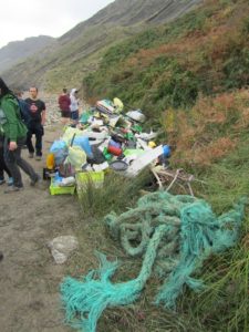 flysch4 Cerca de 200 personas limpian el flysch de Zumaia-Deba