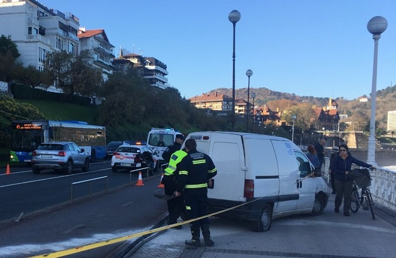 Accidente de furgoneta en el Paseo de la Concha. Foto: Iñigo Kintana.