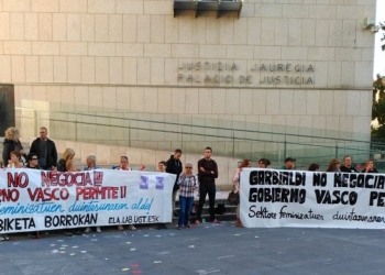 Una de las protestas de las trabajadoras de Garbialdi en comisarías y juzgados. Foto: ELA.