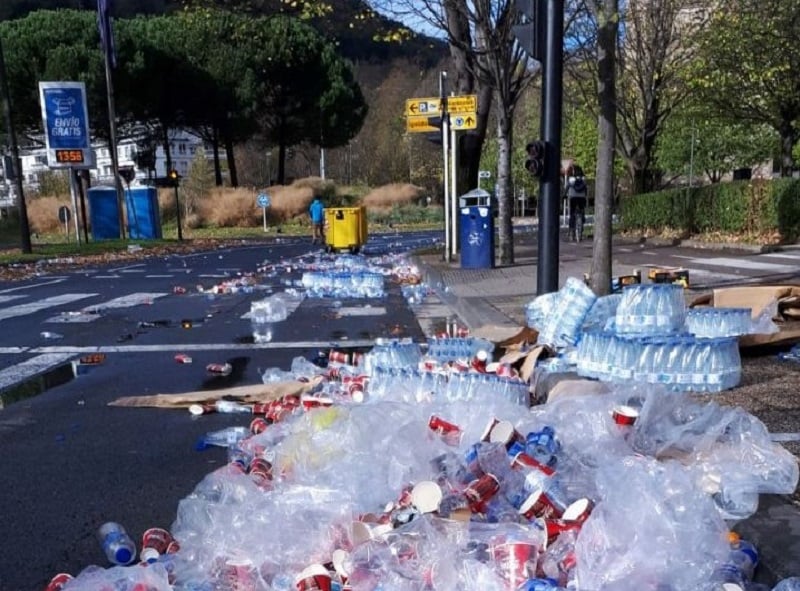 Residuos plásticos fuera del contenedor, tras la última maratón de Donostia. Foto: Equo Berdeak.