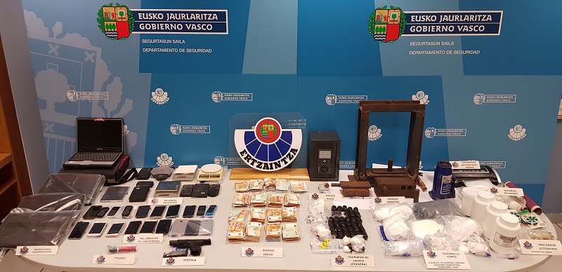 Mesa con las drogas y objetos confiscados al grupo criminal. Foto: Departamento de Seguridad.