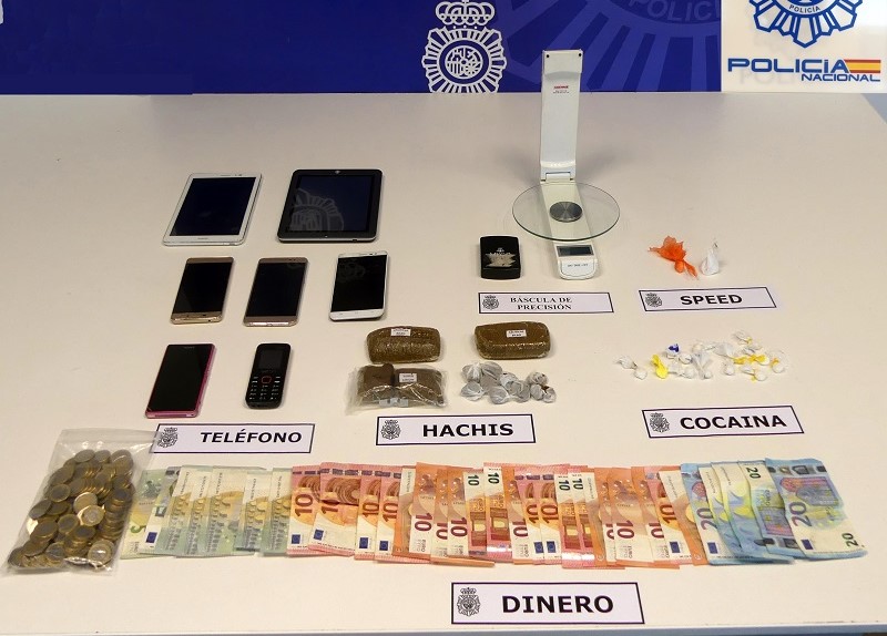 Mesa con drogas, dinero y otros objetos del detenido en Errenteria. Foto: Delegación del Gobierno.