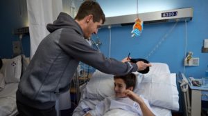 realVisita2 300x168 - Aritz, Theo y Sandro visitan a los chavales del Hospital Donostia