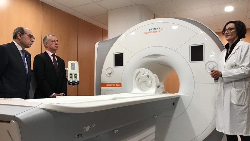 Inauguración de la nueva Resonancia Magnética de Osatek en el Hospital Universitario Donostia, con el lehendakari Urkullu y el consejero del ramo, Jon Darpón. Foto: Jon Darpón (vía Twitter).