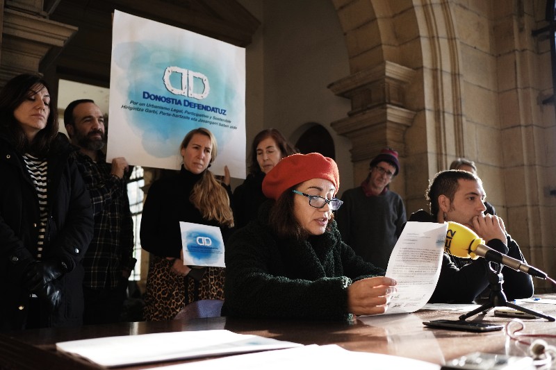 Presentación del colectivo Donostia Defendatuz. Foto: Santiago Farizano.