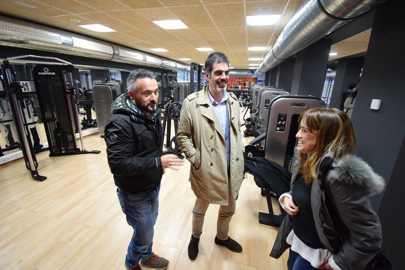 Martín Ibabe y Eneko Goia visitan el gimnasio de Altza. Foto: Ayto.