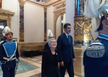 Rosa García con el alcalde Eneko Goia recibiendo el Tambor de Oro en 2019. Foto: Santiago Farizano