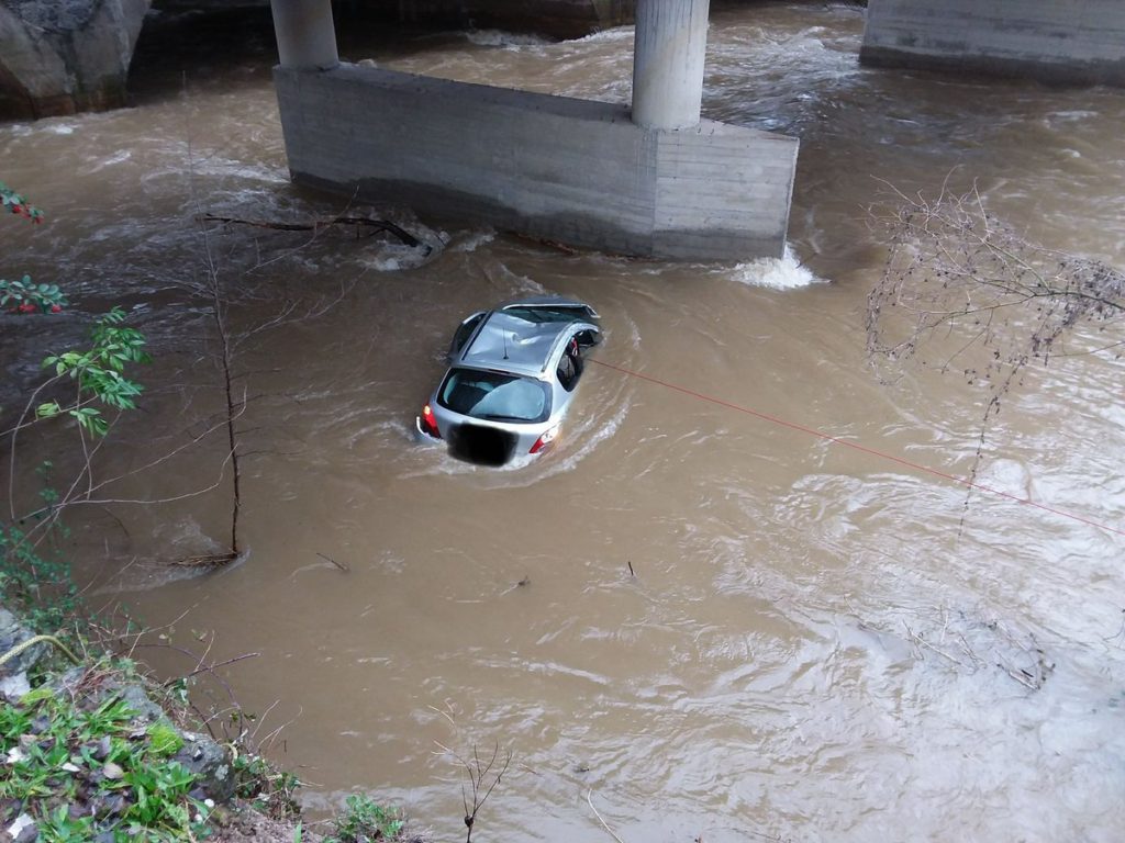Ordizia coche Fallece una persona en Ordizia tras caer su coche al río Oria