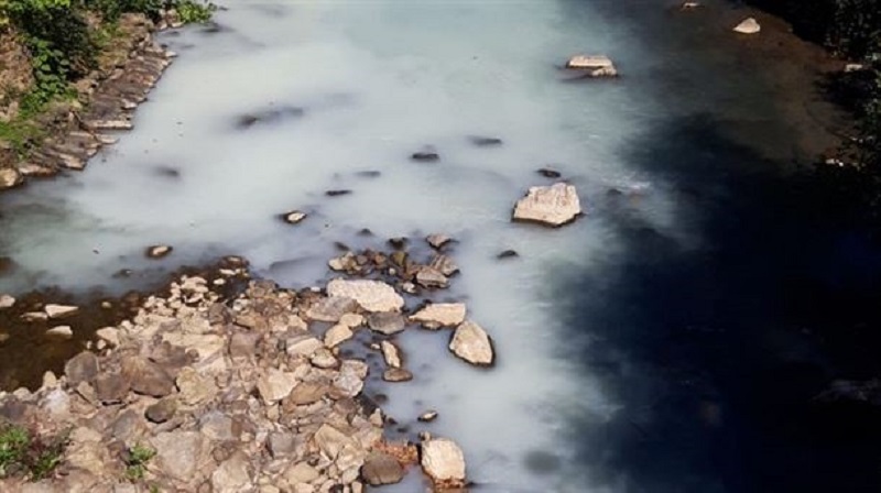 Vertido al río Oria. Foto: Eguzki.