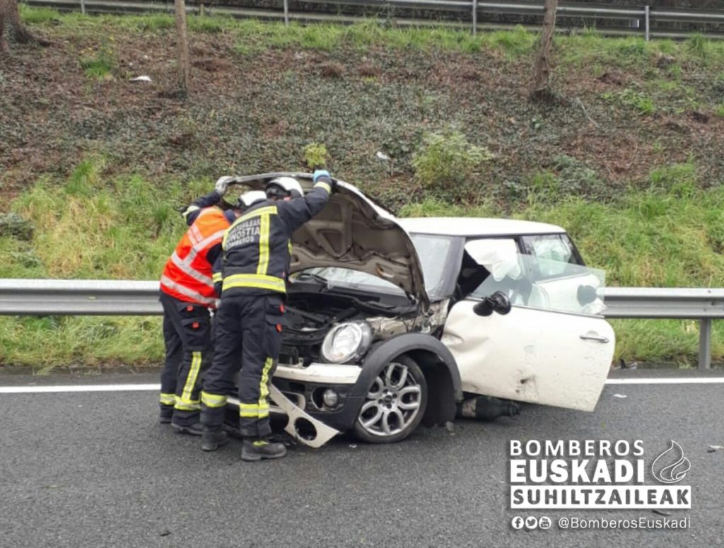 Dos heridos en un accidente de coche en la GI-20 en Donostia 10 accidentejueves1 Dos heridos en un accidente de coche en la GI-20 en Donostia