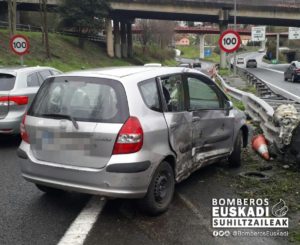 accidentejueves2 300x245 - Dos heridos en un accidente de coche en la GI-20 en Donostia