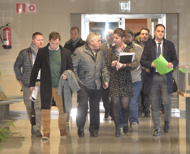 Encuentro esta mañana entre representantes del taxi y VTC en Vitoria. Foto: Gobierno vasco