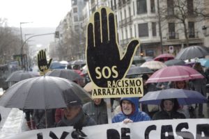 2019 02 03 01.09.11 1 800x532 Dos centenares de personas recorren Donostia contra el racismo
