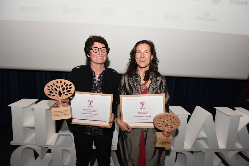 Las dos premiadas por Aspegi, Nekane Arzallus y María Herrero.