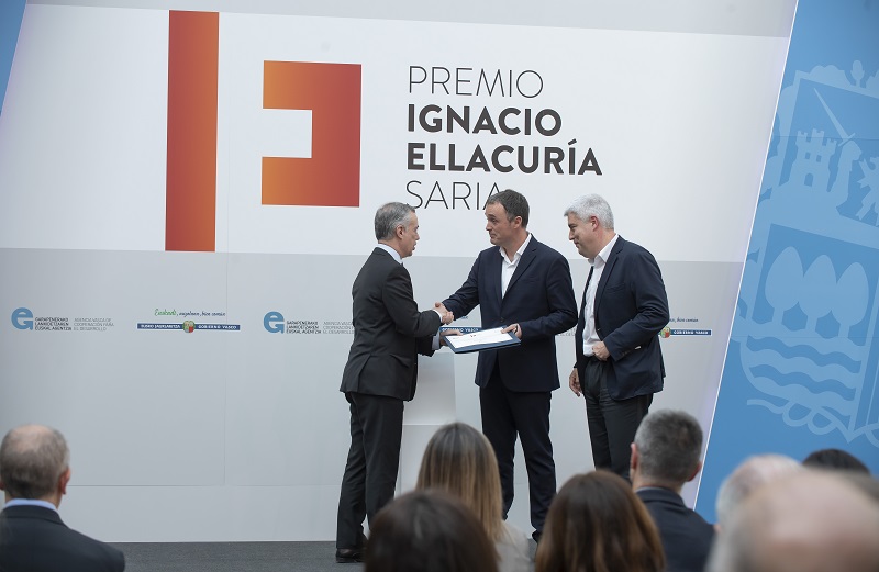 Entrega del premio a Mikel Ayestaran. Foto: Gobierno vasco